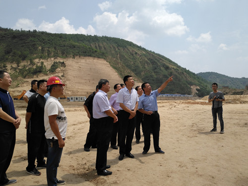 延安市常務(wù)副市長馬宏玉蒞臨礦建二公司車村項(xiàng)目部現(xiàn)場指導(dǎo)工作