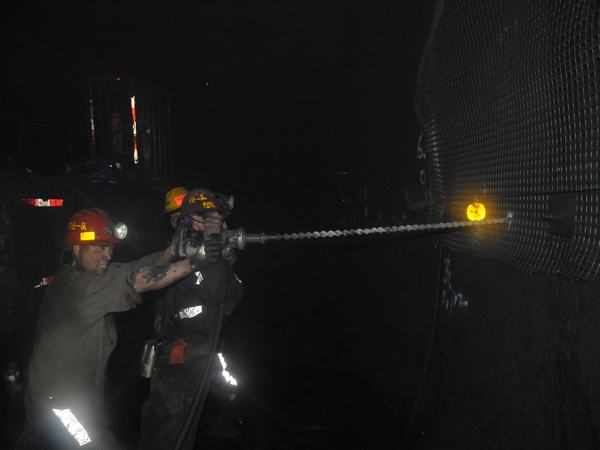 掘進(jìn)公司推進(jìn)百日安全活動(dòng)“穩(wěn)、準(zhǔn)、狠”