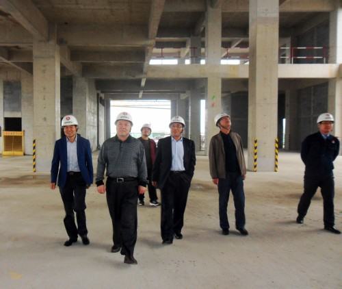 陜煤集團(tuán)總經(jīng)理助理、建設(shè)集團(tuán)聯(lián)合黨委書記、董事長(zhǎng)寧興剛“雙節(jié)”期間深入澄合分公司中科遙感工地慰問施工一線的干部職工