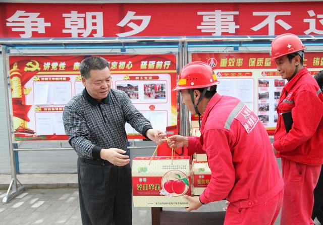 陜煤集團(tuán)總經(jīng)理助理、建設(shè)集團(tuán)聯(lián)合黨委書記、董事長(zhǎng)寧興剛一行深入礦建二公司冶坪項(xiàng)目部慰問一線職工