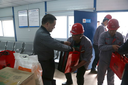 陜煤集團(tuán)總經(jīng)理助理、建設(shè)集團(tuán)聯(lián)合黨委書記、董事長(zhǎng)寧興剛一行深入基層慰問一線員工