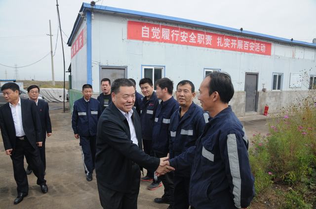 陜煤集團(tuán)總經(jīng)理助理、建設(shè)集團(tuán)聯(lián)合黨委書記、董事長(zhǎng)寧興剛一行深入掘進(jìn)公司紅柳林項(xiàng)目部走訪慰問