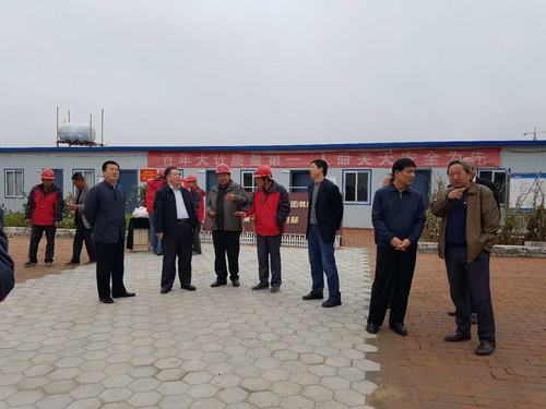 陜煤集團(tuán)總經(jīng)理助理、建設(shè)集團(tuán)聯(lián)合黨委書記、董事長(zhǎng)寧興剛一行蒞臨韓城分公司榆北煤業(yè)公司小保當(dāng)?shù)V施工現(xiàn)場(chǎng)和大家一起過中秋