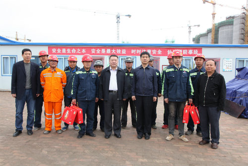 到一線，送祝福，鼓干勁