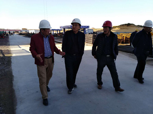 恒源集團公司黨委書記、監(jiān)事長王勝勇一行蒞臨天工公司小保當選煤廠末煤倉工地考察