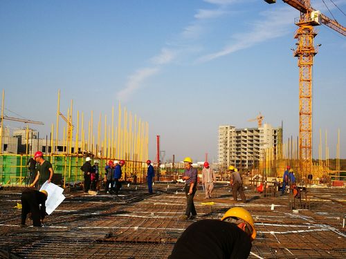 天工公司土建十五項(xiàng)目部承建的基地項(xiàng)目施工現(xiàn)場(chǎng)如火如荼