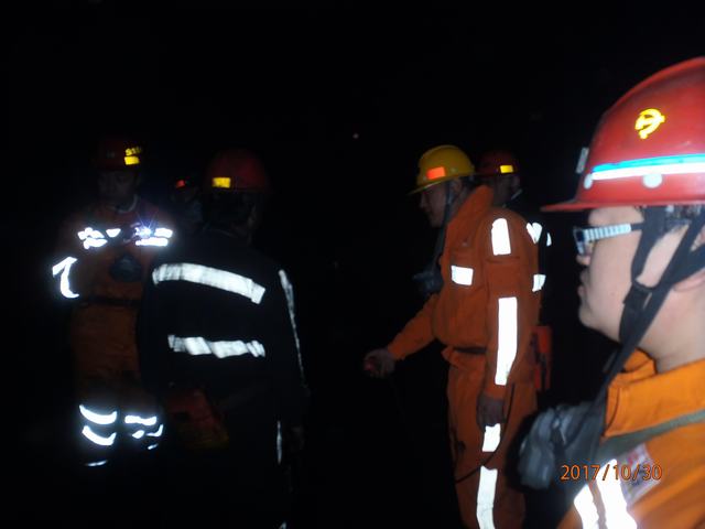 掘進公司百米井下現(xiàn)場會找問題 定標(biāo)準(zhǔn) 鼓士氣