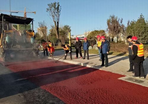 追趕超越，完成彩色路面工程，實(shí)現(xiàn)第一階段目標(biāo)