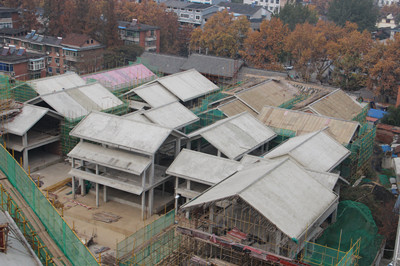 頂風(fēng)冒雨忙施工 爭(zhēng)分奪秒趕工期