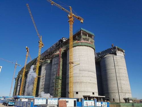 韓城分公司小保當(dāng)選煤廠塊煤倉(cāng)(一標(biāo)段)、最終篩分車(chē)間工程順利封頂
