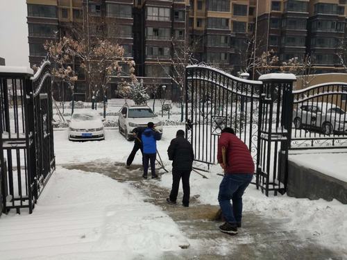 澄合分公司志愿掃雪獻(xiàn)愛(ài)心
