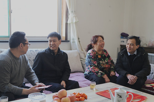 建設(shè)集團聯(lián)合黨委副書記、紀委書記、工會主席侯本英走訪慰問機電安裝公司困難職工