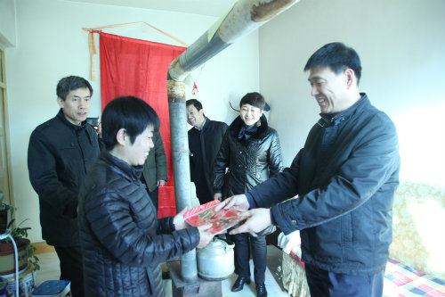  心系困難職工，情暖困難黨員