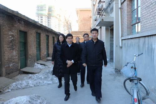 建設(shè)集團聯(lián)合黨委副書記、紀委書記、工會主席侯本英一行慰問澄合分公司困難職工