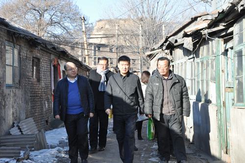 建設(shè)集團聯(lián)合黨委副書記、紀委書記、工會主席侯本英 為韓城分公司困難職工送來春節(jié)祝福