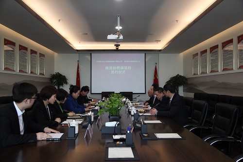 董事長(zhǎng)寧興剛出席與西安榮華集團(tuán)的簽約儀式