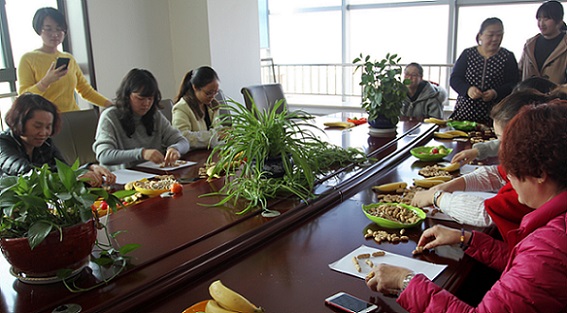 流光溢彩，情暖三?八