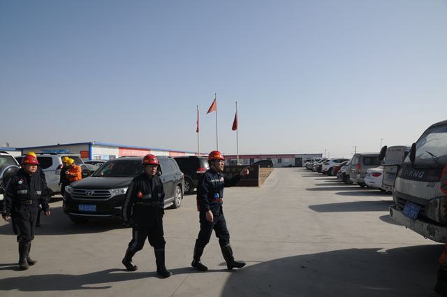 建設(shè)集團(tuán)副總經(jīng)理王明智深入掘進(jìn)公司小保當(dāng)項(xiàng)目部一線檢查指導(dǎo)工作