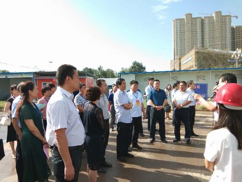 渭南臨渭區(qū)政協(xié)主席陳根許一行調研禮悅閣精品住宅項目治污防塵工作