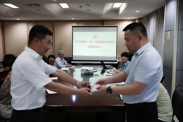 亮身份，陜煤建設(shè)路橋分公司黨員干部在行動(dòng)！