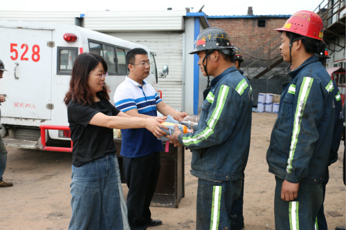 清涼送一線(xiàn)  關(guān)懷潤(rùn)心田