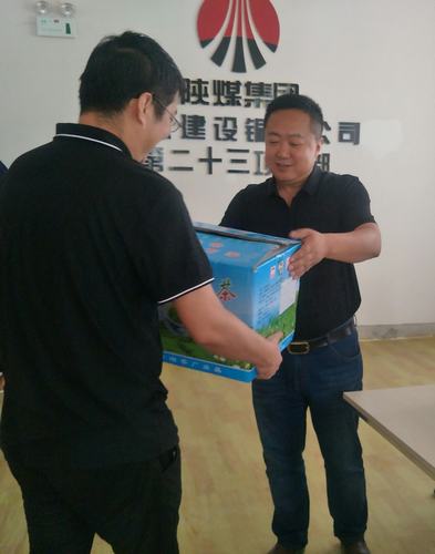 炎炎夏日送清涼 絲絲關(guān)愛(ài)入心田