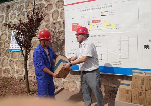 盛夏送清涼，關(guān)愛(ài)暖人心