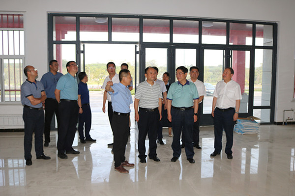 陜西省交通廳黨組成員萬(wàn)振江調(diào)研指導(dǎo)川耀崔仙服務(wù)區(qū)項(xiàng)目