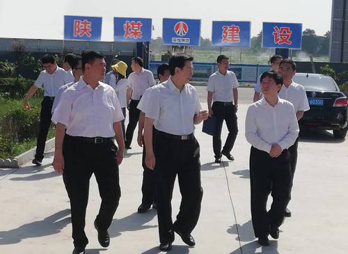 陜西省委常委、省委政法委書(shū)記莊長(zhǎng)興一行深入陜煤建設(shè)渭南分公司南京金龍電動(dòng)車(chē)項(xiàng)目開(kāi)展調(diào)研