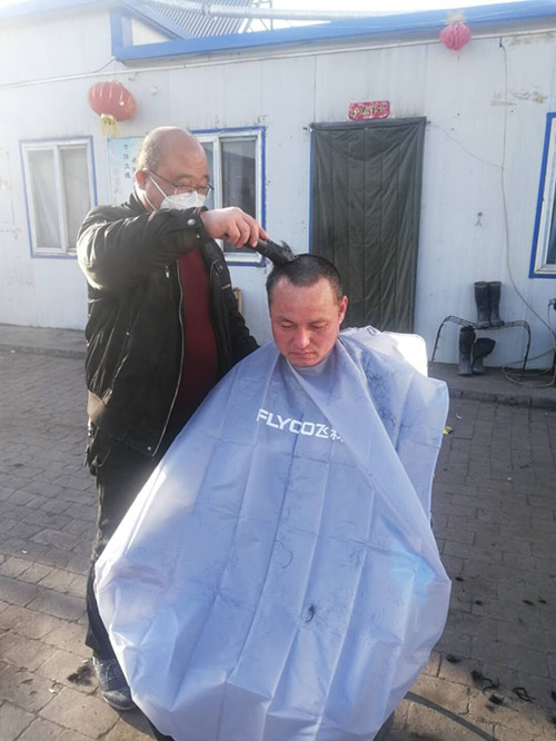 陜煤建設(shè)機電安裝公司小保當(dāng)項目部關(guān)愛職工從“頭”開始