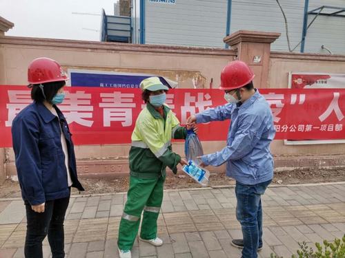 學(xué)雷鋒、展風(fēng)采，爭做最美青年“戰(zhàn)疫人”