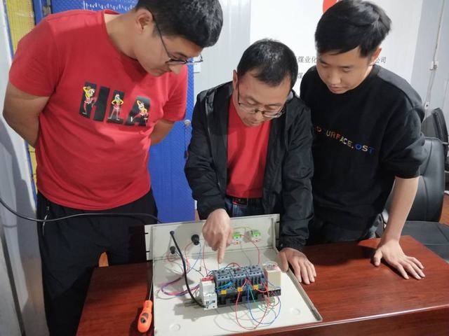 陜煤建設(shè)洗選煤運(yùn)營(yíng)公司檸條塔運(yùn)營(yíng)項(xiàng)目部：廢舊電箱巧變“練兵場(chǎng)” 導(dǎo)師帶徒實(shí)操出奇招