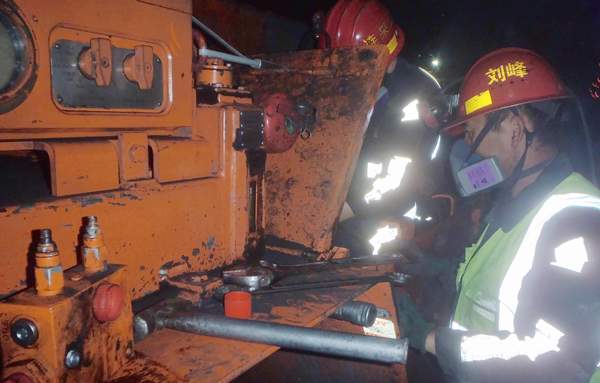 陜煤建設(shè)掘進(jìn)公司:設(shè)備維護(hù)火力全開 保障“一機(jī)雙巷”創(chuàng)紀(jì)錄