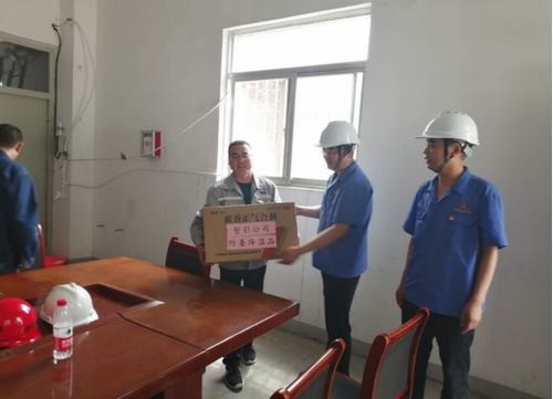 智引科技公司領(lǐng)導(dǎo)慰問蒞臨咸陽分公司第二項(xiàng)目部“送清涼”