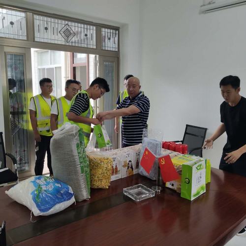 夏日送清涼，關(guān)懷暖人心