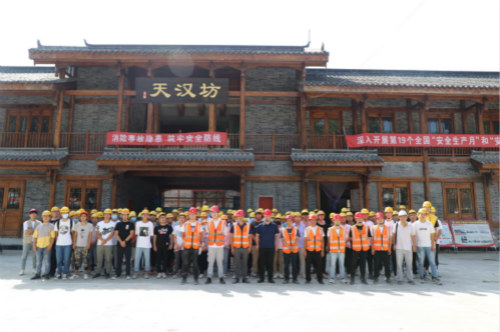 陜西理工大學(xué)百余學(xué)生走進(jìn)天漢坊項(xiàng)目工地觀摩學(xué)習(xí)