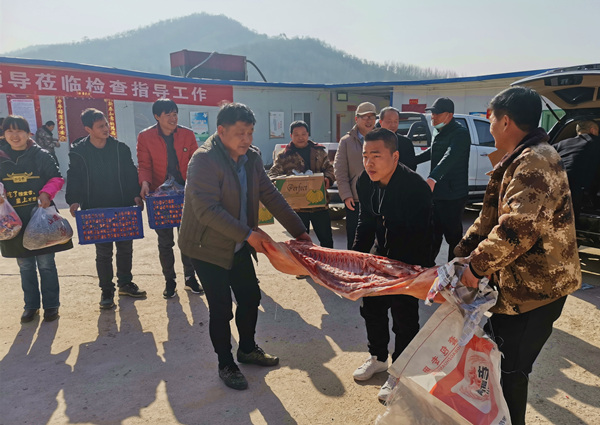 陜煤建設(shè)礦建三公司大年初一送“福”到工地！