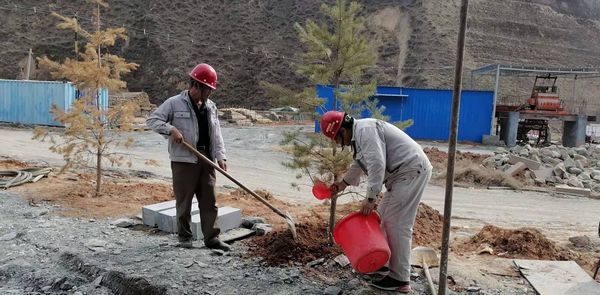 陜煤建設天工公司安裝三部開展“綠色施工、美化家園”義務植樹活動