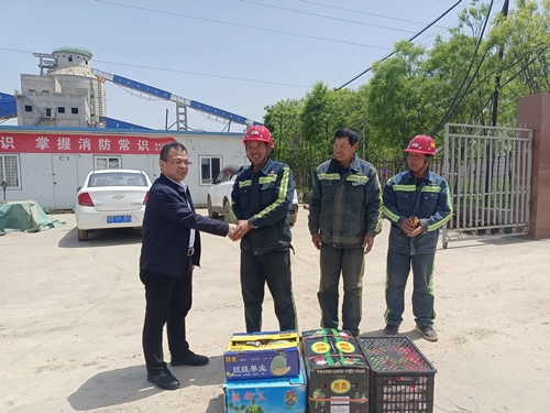 陜煤建設(shè)機電安裝公司深入一線慰問鼓干勁