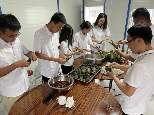 陜煤建設西北分公司開展“品味端午，傳承文明”包粽子活動
