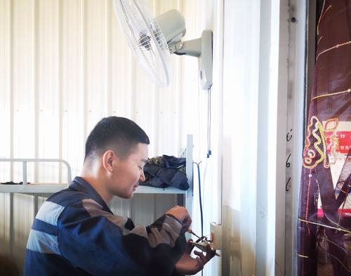 陜煤建設洗選煤運營公司左權(quán)洗煤廠項目部：處處留心辦實事，小小風扇送清風