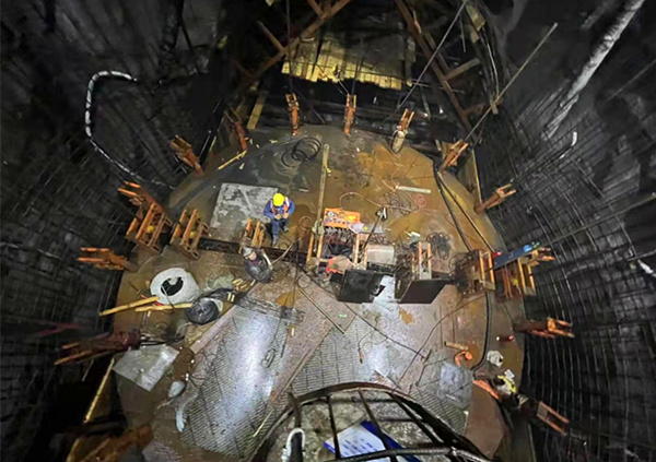 陜煤建設(shè)礦建三公司天山勝利隧道1-1通風(fēng)豎井井壁滑模順利通過(guò)驗(yàn)收