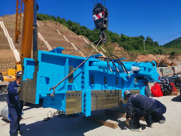 陜煤建設(shè)礦建三公司崔木項(xiàng)目部首臺(tái)綜掘機(jī)順利入井運(yùn)行