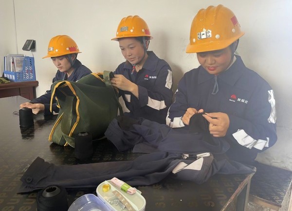 陜煤建設(shè)洗選煤運(yùn)營公司神渭蒲城運(yùn)營項(xiàng)目部開展“愛心縫補(bǔ) 情系安全”志愿服務(wù)活動(dòng)