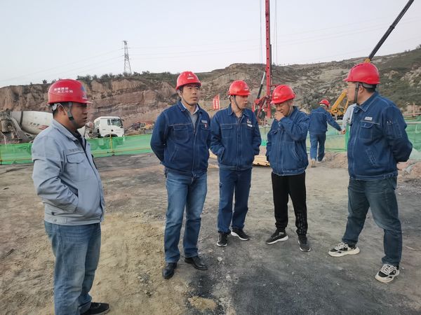 陜西新元潔能有限公司董事長(zhǎng)、總經(jīng)理范建林蒞臨陜煤建設(shè)天工公司檢查指導(dǎo)工作