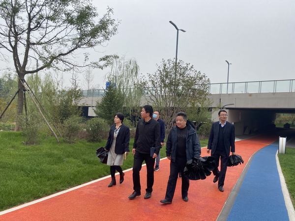 空港新城管委會(huì)開發(fā)建設(shè)部蒞臨中心公園調(diào)研指導(dǎo)工作