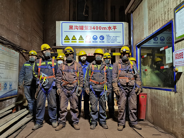 陜煤建設(shè)機(jī)電安裝公司完成酒鋼鏡鐵山鋼絲繩及罐籠更換工程