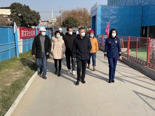 西安市新城區(qū)委常委、副區(qū)長楊珩蒞臨陜煤建設(shè)新城公司第二項目部檢查指導(dǎo)工作