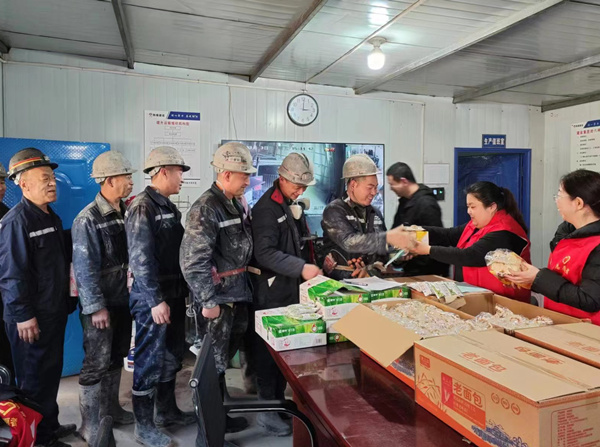 陜煤建設(shè)礦建三公司：當(dāng)“三八節(jié)”遇上“雷鋒日”，綻放最美志愿紅