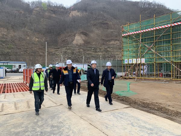 陜西彬長集團(tuán)有限公司董事長、黨委書記一行蒞臨陜煤建設(shè)天工公司承建的儲(chǔ)煤倉工地檢查指導(dǎo)工作